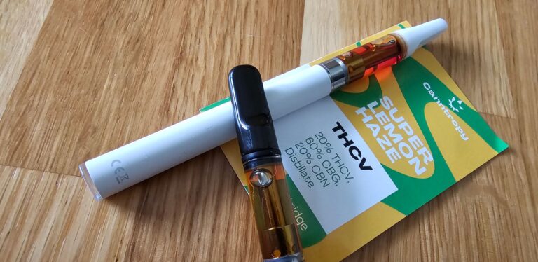 Vape cart villar på en THCV vape med produktinfo under med texten: Super Lemon Haze THCV 20% thcv 60% cbg 20% cbn