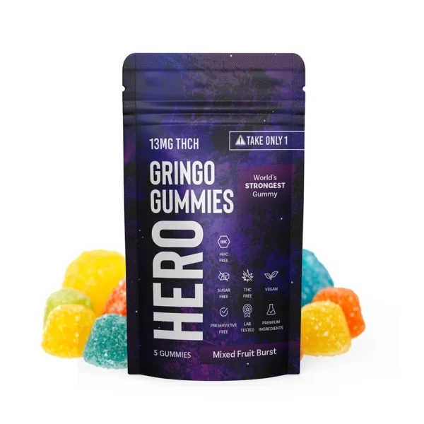 Förpackning med Gringo Gummies Hero med 13mg THCH, betecknad som 'Världens starkaste gummy', i blandade fruktsmaker mot en vit bakgrund med en variation av färgglada gummies utspridda bakom.
