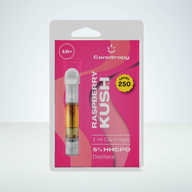 Paket med Cantropy HHCPO vape cart Raspberry Kush. Förpackningen är i genomskinnlig plast, man kan se carten och dess gylengula vätska. I bakgrunden finns en stor rosa etikett med produktens namn och info utmärkt.